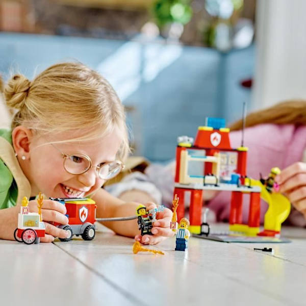 LEGO® City 60375 brandstation og brandbil, legetøj til udrykningskøretøjer, pædagogisk spil, 4 år Flerfärgad