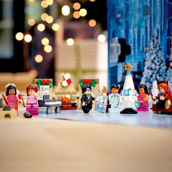 LEGO® Harry Potter™ 75981 adventtikalenteri olika färger