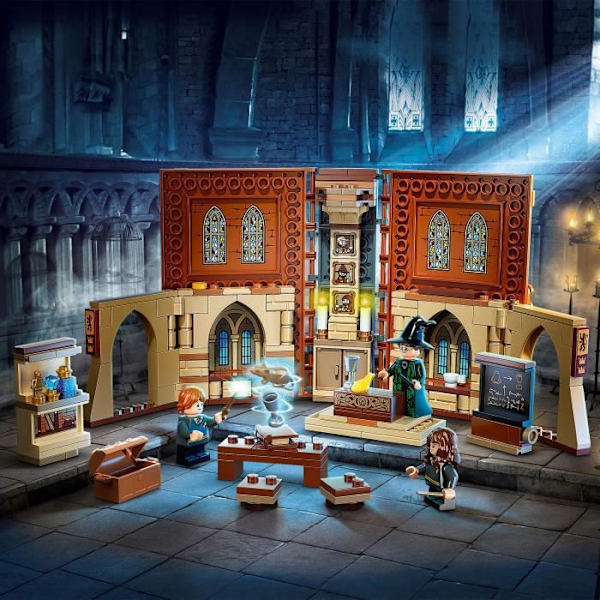 LEGO® Harry Potter 76382 Hogwarts: Förvandlingsklassen, leksak, bok, klassrumsbesvärjelse