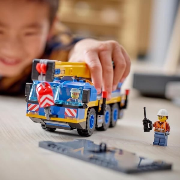 LEGO City Mobilkran 60324 - Byggmaskiner för leksaksbilar med vägskylt - Present till pojkar och flickor 7 år gamla