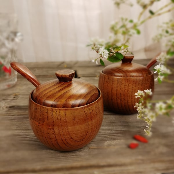 Kryddburk i trä, japansk kryddbehållare med naturlig textur, kryddförvaring i massivt trä för hemmaköksinredning, diskmaskinsäker, lock och sked