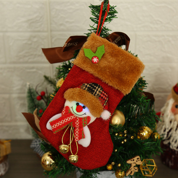 Julstrumpor Härliga broderimønster Hängstrumpor for familiens juledekorasjon Snowman