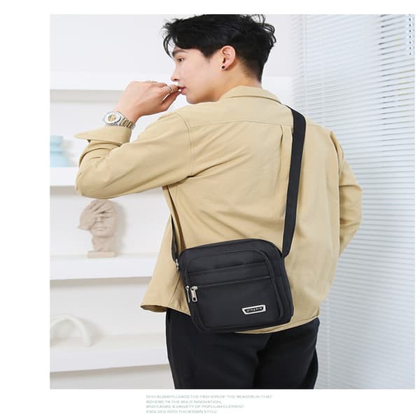 Crossbody-taske i nylon til mænd med fire lynlåse