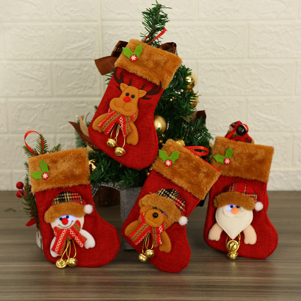 Julstrumpor Härliga broderimønster Hängstrumpor for familiens juledekorasjon Little Bear