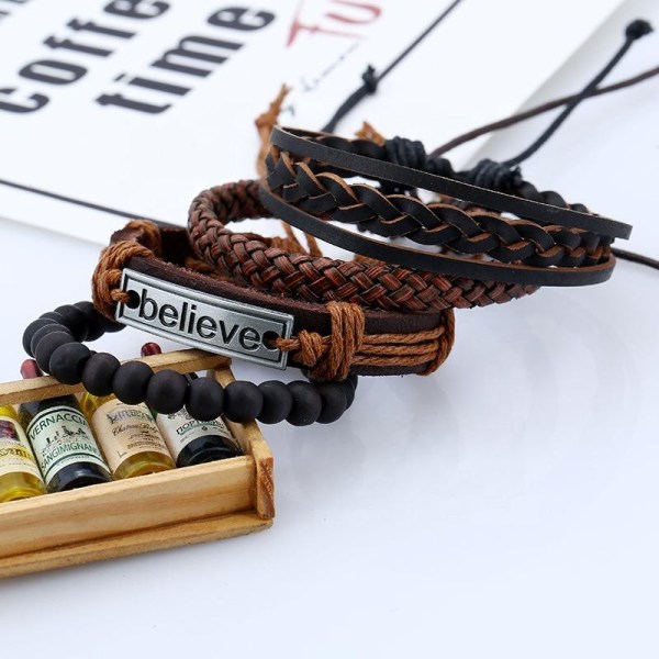 Sett med läderarmband 4 stk med tekst 'Believe' pärlor