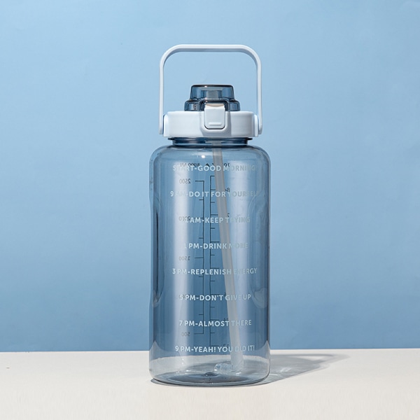 Såld väl Håller på tejpen Bärbar vattenflaska 2 liter stor kapacitet kopp med sugrör Bärbar sportvattenkopp vattenflaska