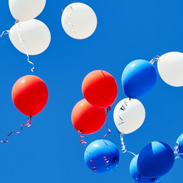Punaiset, valkoiset ja siniset ilmapallot - juhlailmapallot sekoitettuna sinistä, valkoista ja punaista Multicolor