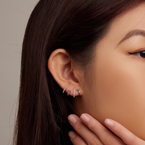 Dame øreringe, Cuff øreringe til kvinder Øreringe der ligner flere piercinger Skinnende krystal øreringe Triple øreringe