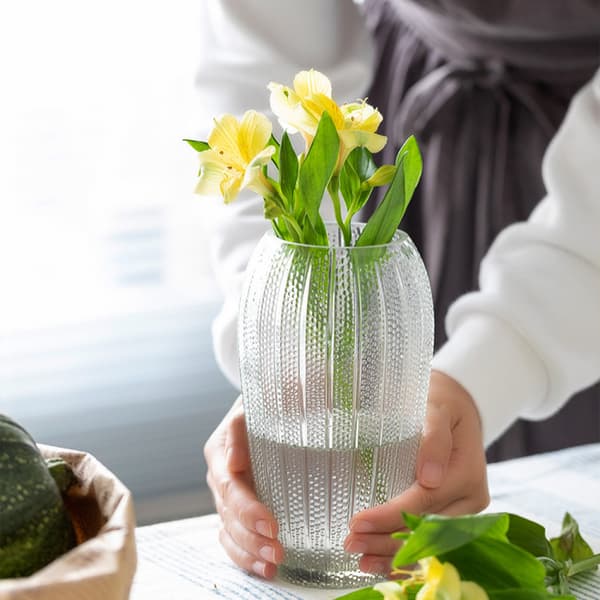 Præget glasvase i retrostil med dekorative ornamenter