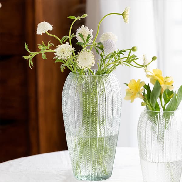 Preget glassvase i retrostil med dekorative ornamenter
