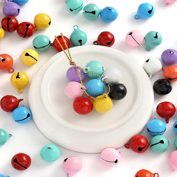 30 pientä kelloa, askartelukelloja, värikkäitä.