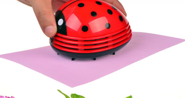 Punainen leppäkerttu mini pöytäimuri