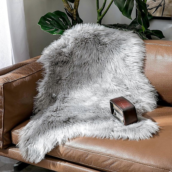 Fuskpälsmatta, fårskinn, fluffig matta, mjuk ullmatta för sovrum soffa golv, 60 x 90 cm, oregelbunden form, grå