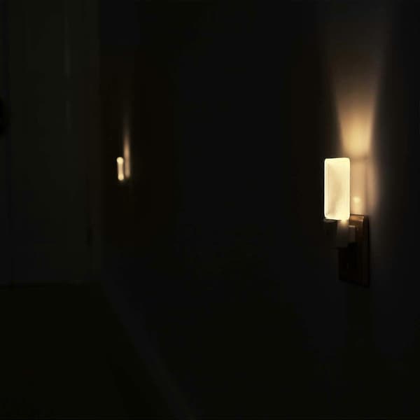 LED-natlampe med lyssensor, der kan slås til og fra, varm hvid, flad skumringssensor