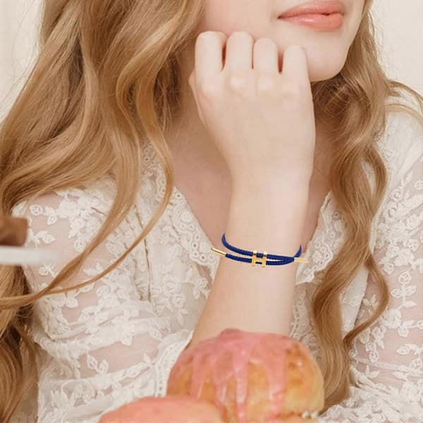 Elegant gullbelagt H-spenne armbånd med justerbart design, solid armbånd i rustfritt ståltråd for trendsettere, svart