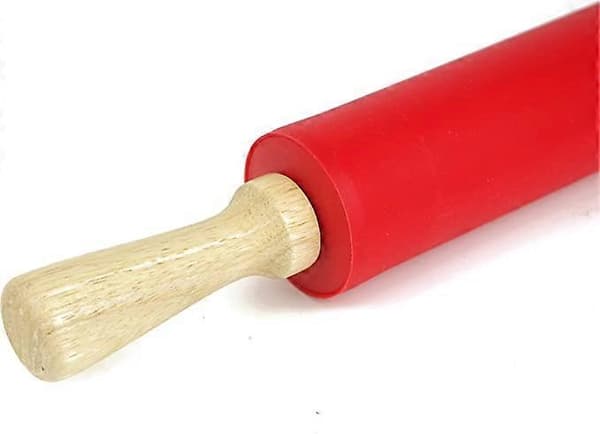 Leivontatelan punainen väri, tarttumaton silikonipinta, puinen kahva