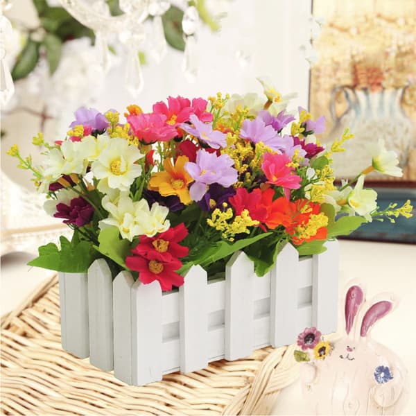 Konstgjorda blommor i kruka, 2 dekorativa blommor med trästaket
