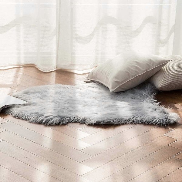 Fuskpälsmatta, fårskinn, fluffig matta, mjuk ullmatta för sovrum soffa golv, 60 x 90 cm, oregelbunden form, grå