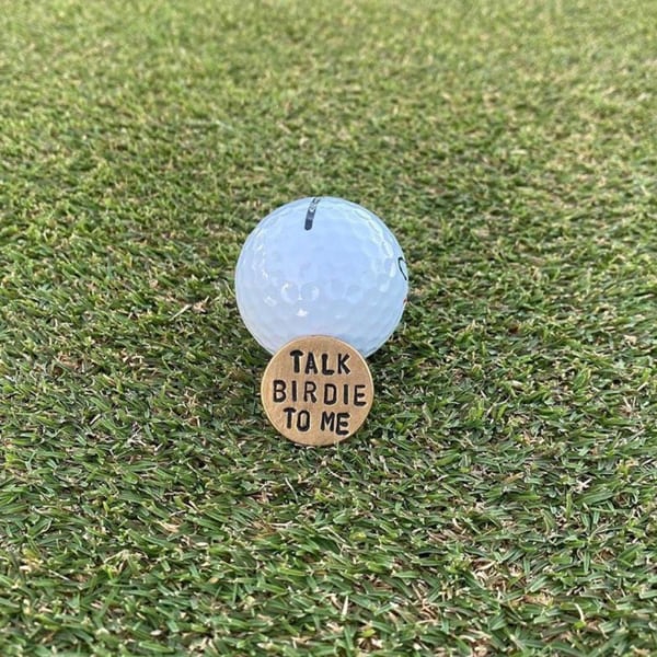 Sjov golfboldmarkering - nyhedshumor med personlige ord - unikke gaggaver til golfelskere - perfekt golftilbehør til mænd og kvinder Talk Birdie To Me