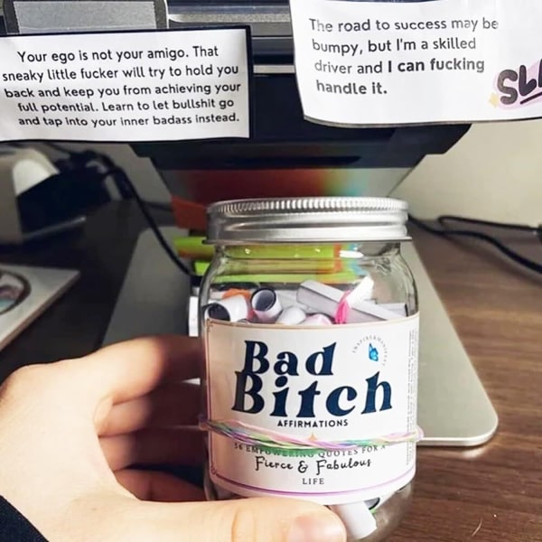 Bad Bitch Inspire Jar positiivisilla lainauksilla inspiroimaan, ystävänpäivälahjoja Abundance Avocado