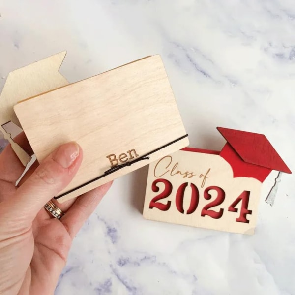 2024 Henkilökohtainen puinen valmistujaiskorttikotelo - Mukautettava lahjakorttirasia valmistuneille | Multi-Card Organizer red