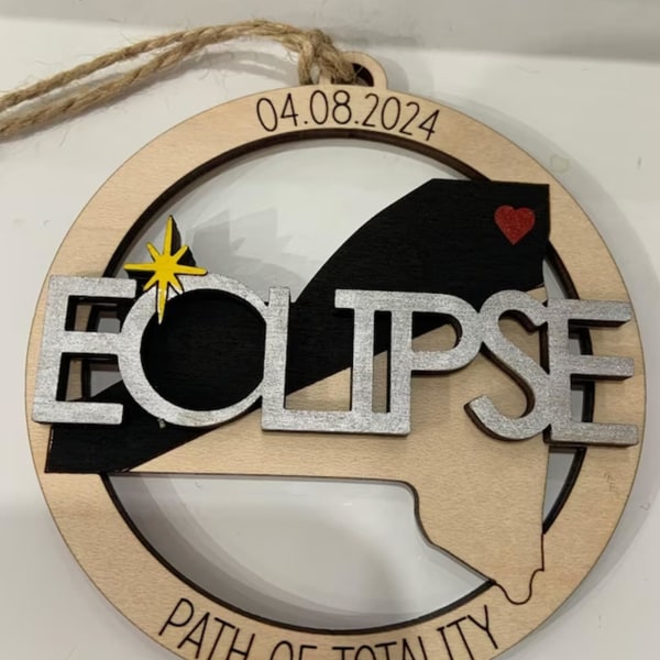 2024 Solar Eclipse Ornament: Treminne med Path of Totality States - Perfekt suvenir for Eclipse Party, inkluderer 12 stater 2