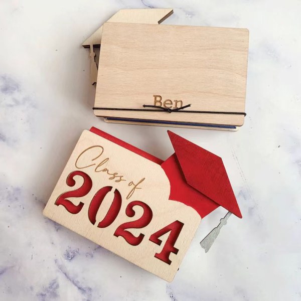 Vuoden 2024 henkilökohtainen puinen valmistujaiskorttilaatikko - Mukautettava organizer ja lahjakorttikotelo valmistuneille red With Ben on the back