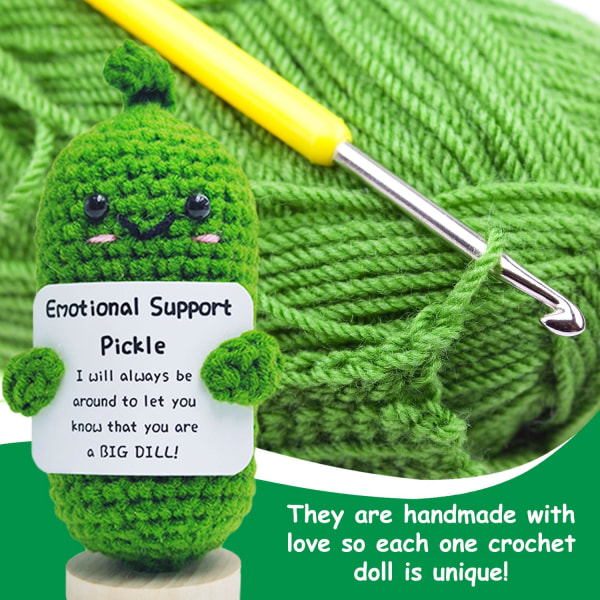 Emotionellt stöd Pickle Plush - Rolig skrivbordsprydnad för positiva vibbar, söt stickad minidocka för födelsedagspresenter under 10 (1 pickle)