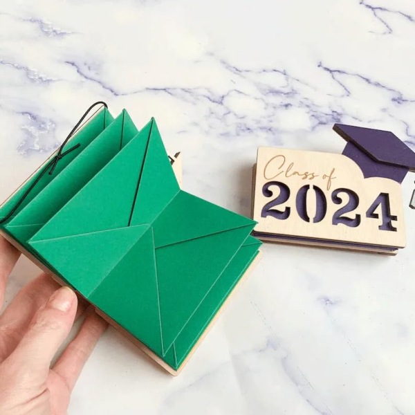 2024 Henkilökohtainen puinen valmistujaiskorttikotelo - Mukautettava lahjakorttirasia valmistuneille | Multi-Card Organizer green