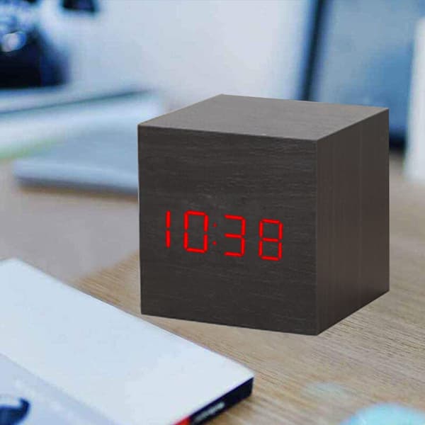 Kubformad LED Digital Väckarklocka i Trä Stil 2 6×6×6 cm Tid Temp Datum 3 Larm USB/Batteri 1 st