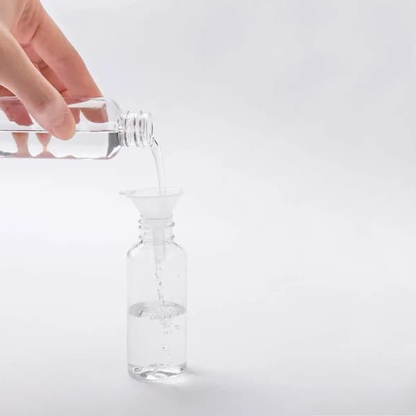 Mini sprayflaske, 100 ml påfyllbar plastsprayflaske tom flaske, gjennomsiktig parfymeforstøver