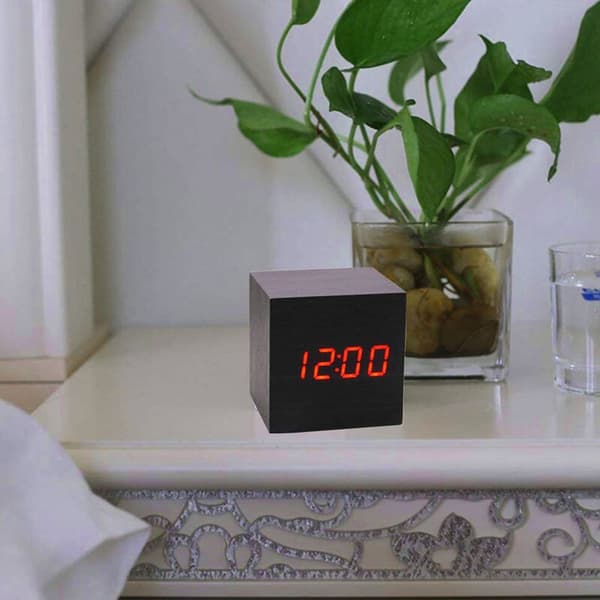 Kubformad LED Digital Väckarklocka i Trä Stil 2 6×6×6 cm Tid Temp Datum 3 Larm USB/Batteri 1 st