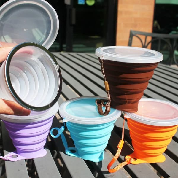 Hopfällbara silikonmuggar 4-pack 270 ml med lock och krokar för resor, camping, picknick