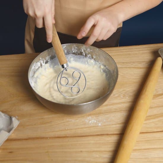 Dansk Dejpisker, 3 Ringe, Rustfrit Stål + Træhåndtag