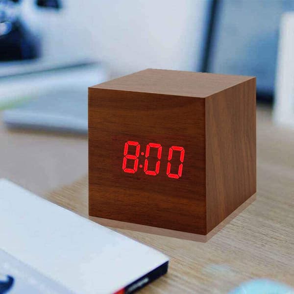 Kubformad LED Digital Väckarklocka i Trä Stil 6 6×6×6 cm Tid Temp Datum 3 Larm USB/Batteri 1 st