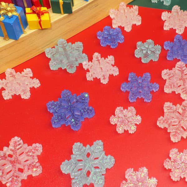 60 stk. mini-snefnug til håndværk, blå glitter-harpiks-snefnug julepynt i 3 størrelser med æske 60 pcs