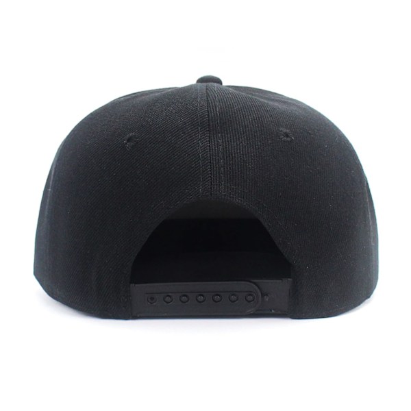 Musta lippis snapback-kiinnityksellä