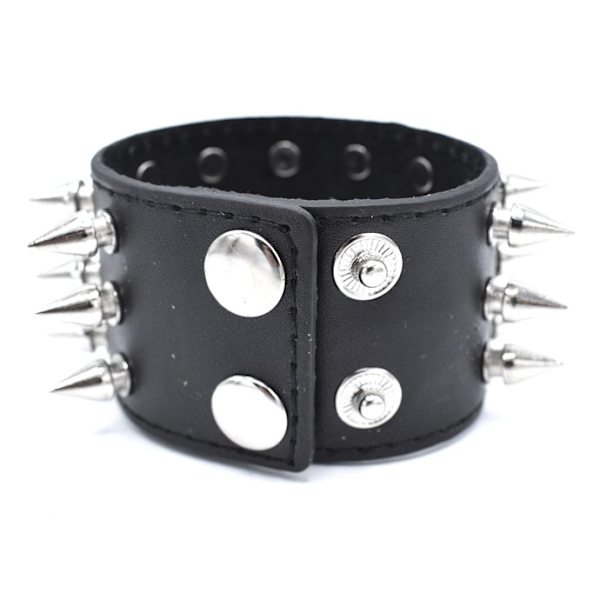 Sort armbånd med spidse nitter