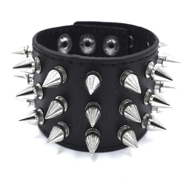 Sort armbånd med spidse nitter