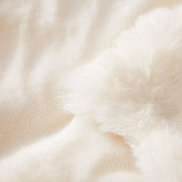 Fluffy, lodden fuskepelspledd, lett koseteppe, 1 hvit bit