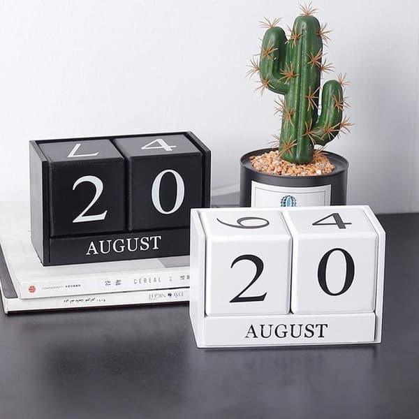 Skrivbordskalender i trä - Evighetskalender med block för månad och datum -X71-