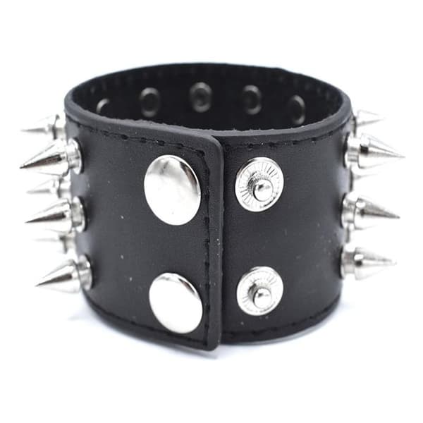 Sort armbånd med spidse nitter