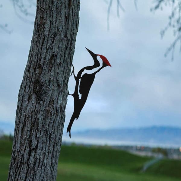 Havepynt i form af en spætte i metal, uden farve
