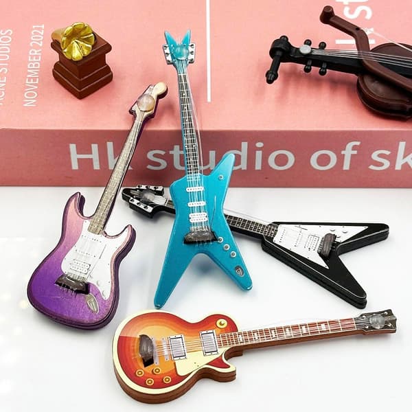 Miniatyrgitarr/Miniatyrbasmodell - 4-delars set 1:12 Miniatyr musikinstrument Basgitarr, Dockhusaccessoarer