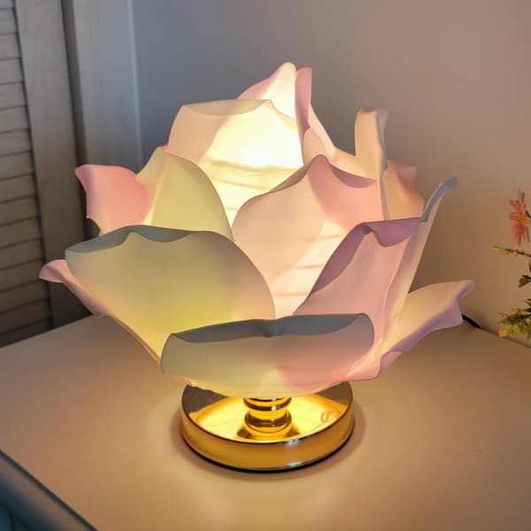 Dimbar Bordslampa i Rosform – En romantisk blomformad stämningsbelysning med metallbas, perfekt för sovrum och vardagsrum.