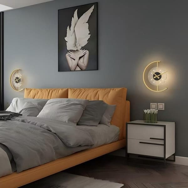 Moderne LED-vægur, smedejerns halvmåneform, med justerbart trefarvet LED-lys, ideel til indretning.