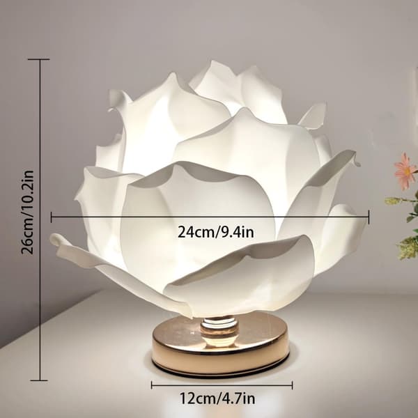 Dimbar Bordslampa i Rosform – En romantisk blomformad stämningsbelysning med metallbas, perfekt för sovrum och vardagsrum.