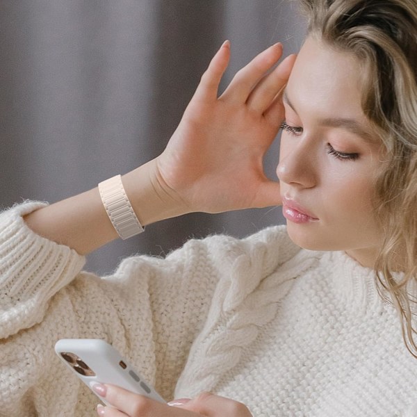 Blød rem kompatibel med Samsung Galaxy Watch 4/5/6 rem til kvinder og mænd, klassiske silikone sportsbånd med magnetisk lukning Starlight