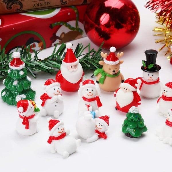 12 stk. miniatyr julepynt i resin - snømenn, reinsdyr, julenissen - juletre for håndverk, snøkuler, eventyrhage, dukkehusdekorasjon
