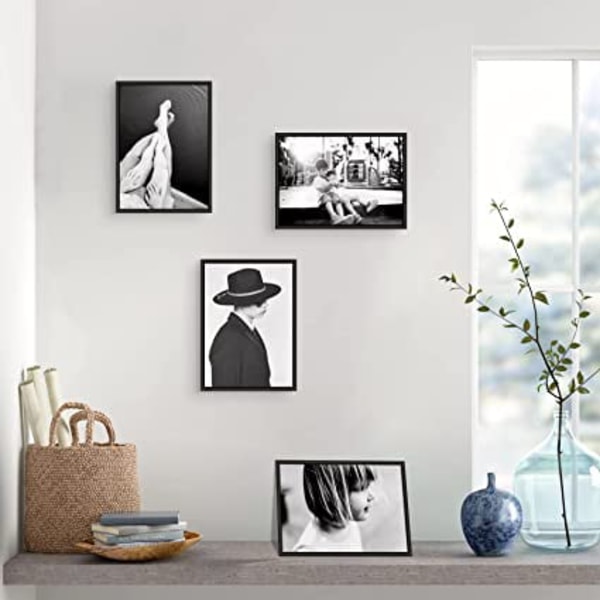 Affischram i svart trä med fotoram i plexiglas på framsidan väggmonterad fotoram